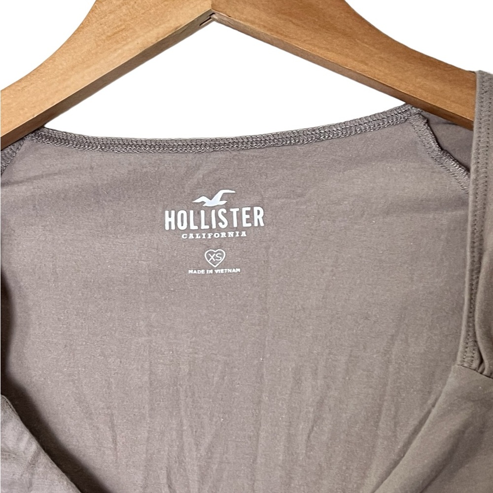 Hollister | Beige ruched v-neck short sleeve crop top size extra small - Picture 3 of 8